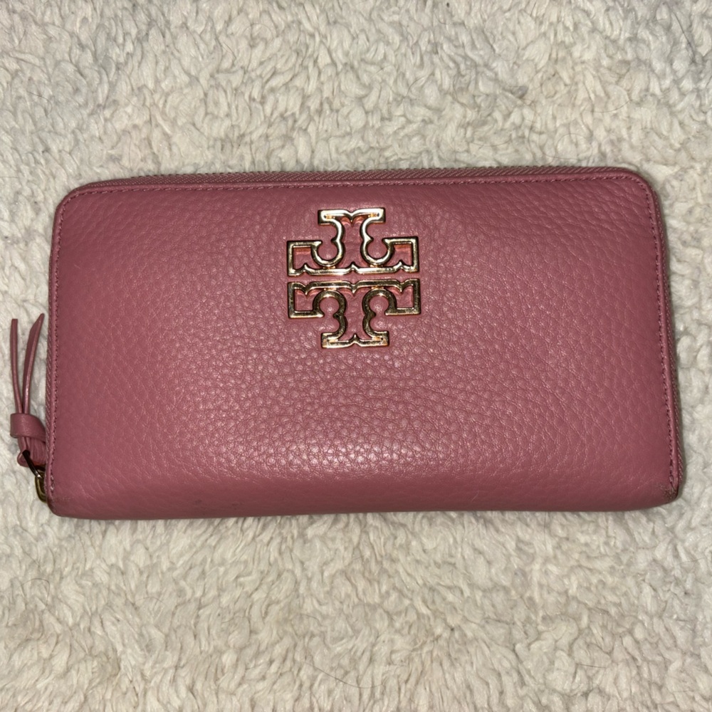 Tory Burch leather wallet. Smoke free home.